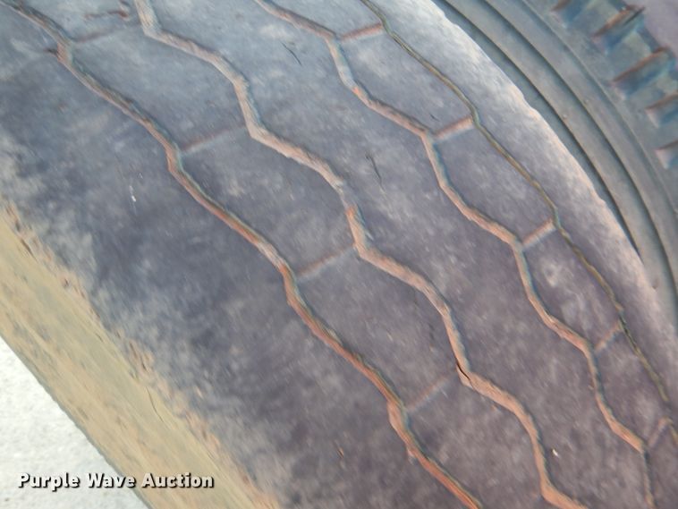 image for item KQ9613 2006 Volvo VNL  semi truck