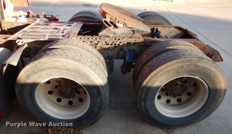 image for item KQ9613 2006 Volvo VNL  semi truck