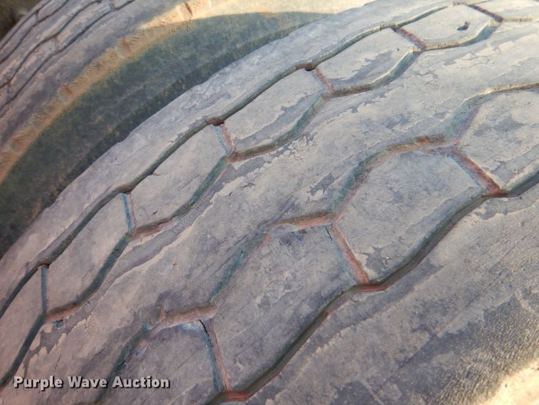 image for item KQ9613 2006 Volvo VNL  semi truck