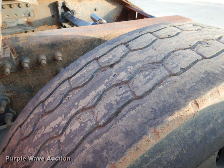 image for item KQ9613 2006 Volvo VNL  semi truck