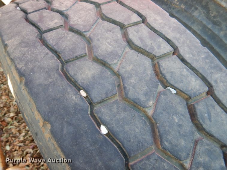 image for item KQ9613 2006 Volvo VNL  semi truck