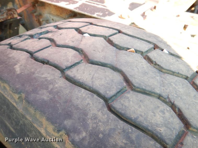 image for item KQ9613 2006 Volvo VNL  semi truck