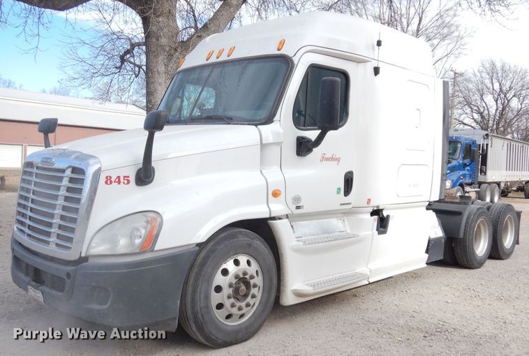 image for item KS9070 2012 Freightliner Cascadia 125  semi truck