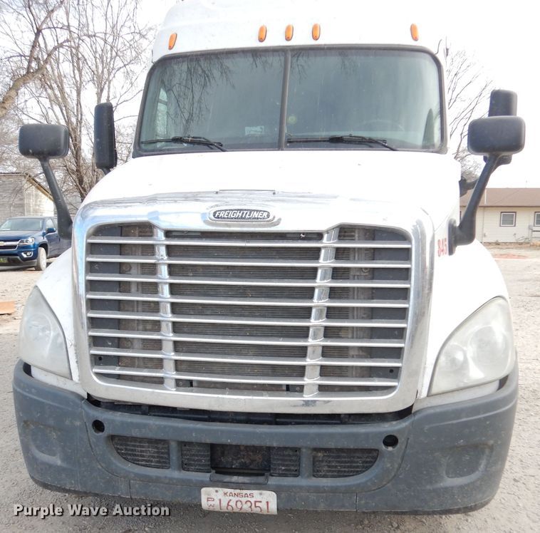image for item KS9070 2012 Freightliner Cascadia 125  semi truck