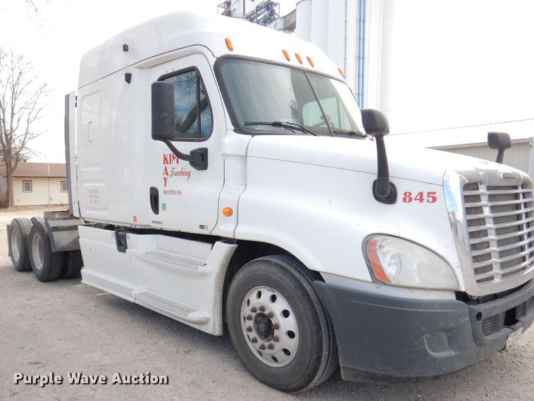 image for item KS9070 2012 Freightliner Cascadia 125  semi truck