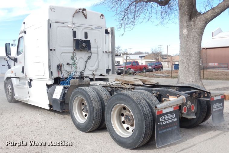 image for item KS9070 2012 Freightliner Cascadia 125  semi truck