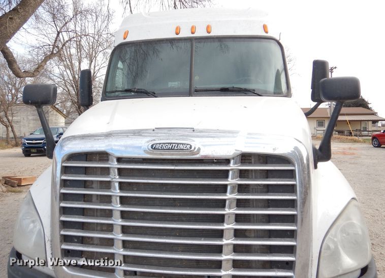 image for item KS9070 2012 Freightliner Cascadia 125  semi truck