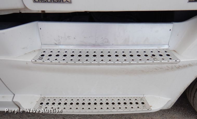 image for item KS9070 2012 Freightliner Cascadia 125  semi truck