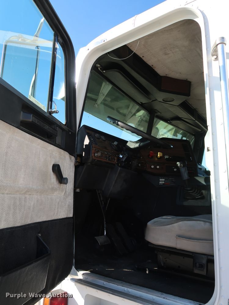 image for item KY9757 1993 Freightliner FLA086  semi truck