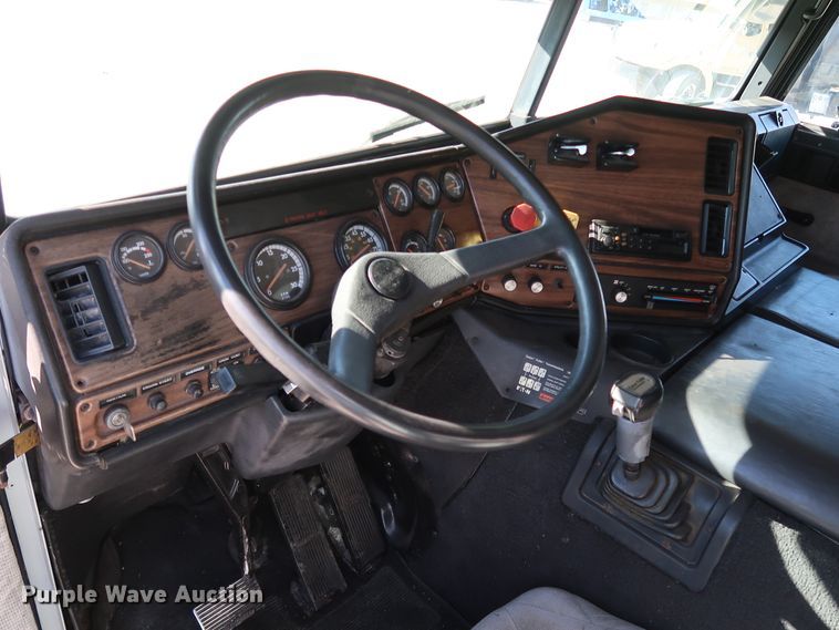 image for item KY9757 1993 Freightliner FLA086  semi truck
