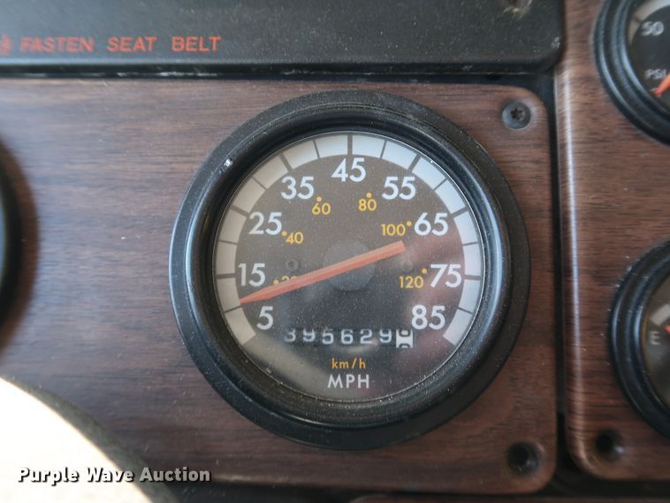 image for item KY9757 1993 Freightliner FLA086  semi truck