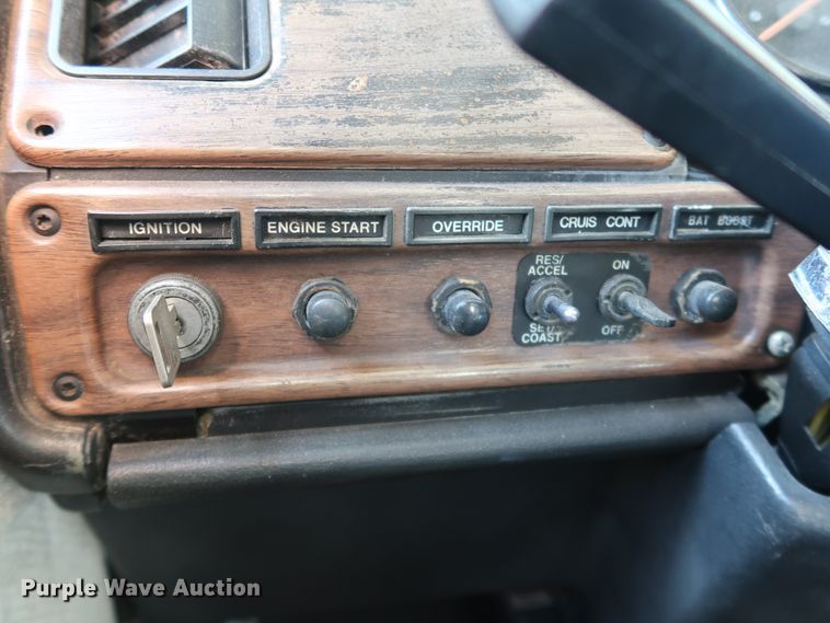 image for item KY9757 1993 Freightliner FLA086  semi truck