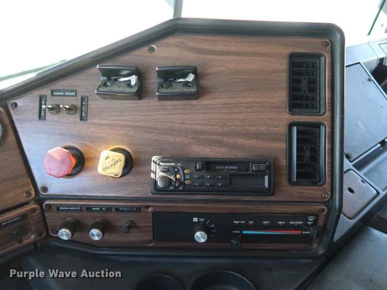 image for item KY9757 1993 Freightliner FLA086  semi truck