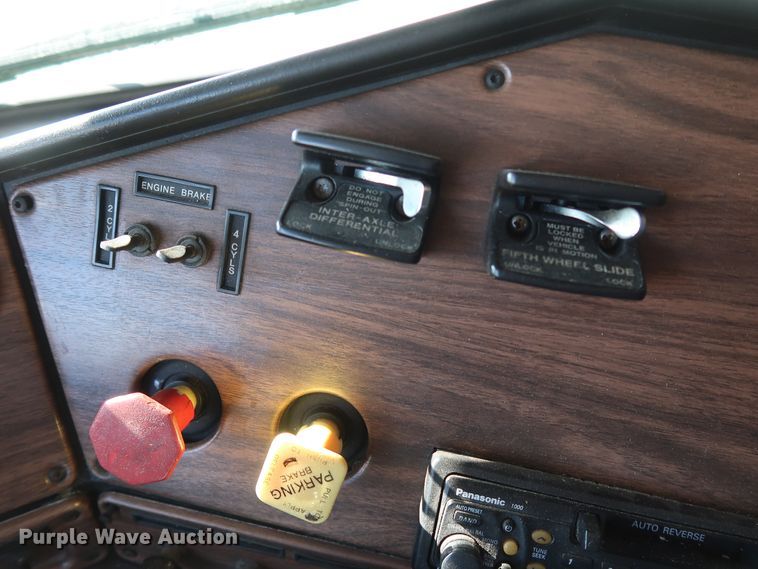 image for item KY9757 1993 Freightliner FLA086  semi truck