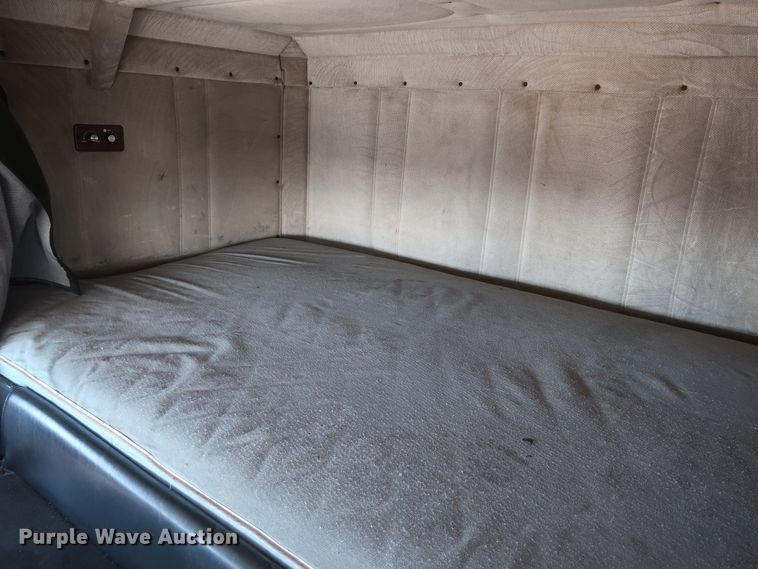 image for item KY9757 1993 Freightliner FLA086  semi truck