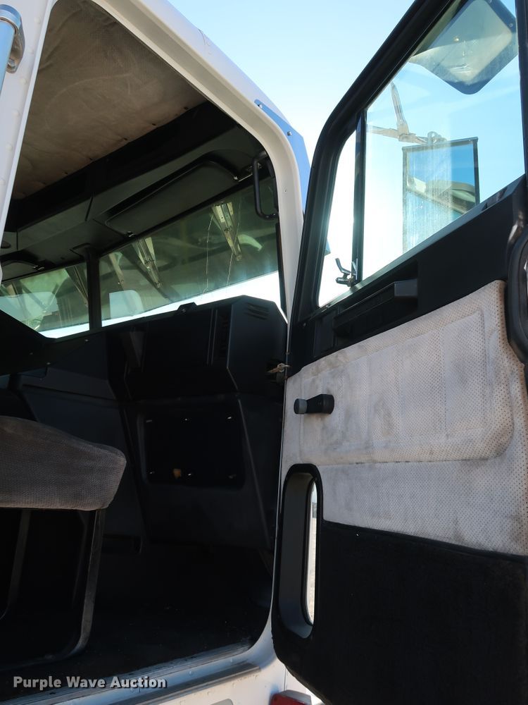 image for item KY9757 1993 Freightliner FLA086  semi truck