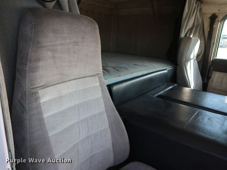 image for item KY9757 1993 Freightliner FLA086  semi truck