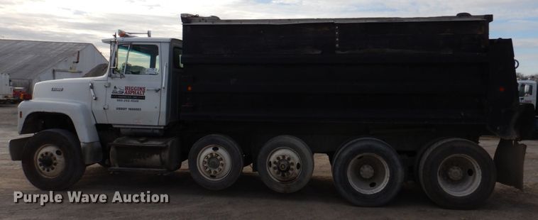 image for item DH8058 1990 Ford LT9000  dump truck