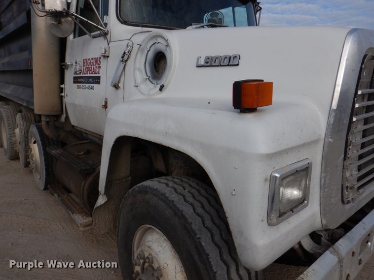image for item DH8058 1990 Ford LT9000  dump truck