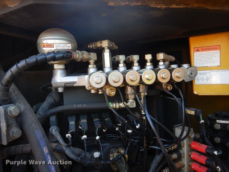 image for item DH8066 2004 Komatsu PC228USLC  excavator