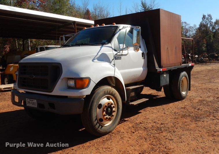 image for item DI8575 2002 Ford F750 Super Duty XL  flatbed truck