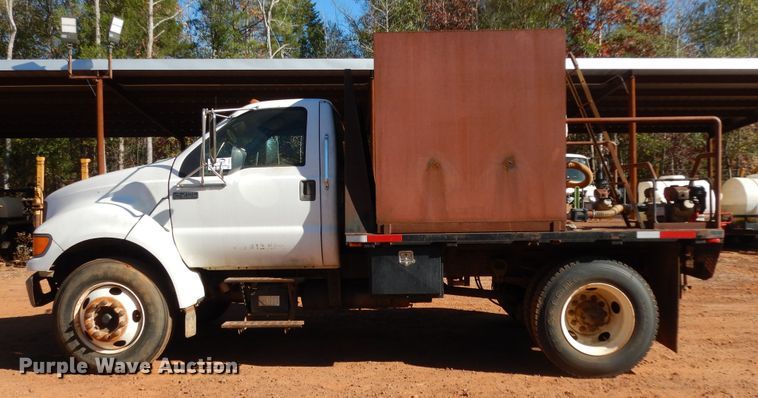 image for item DI8575 2002 Ford F750 Super Duty XL  flatbed truck