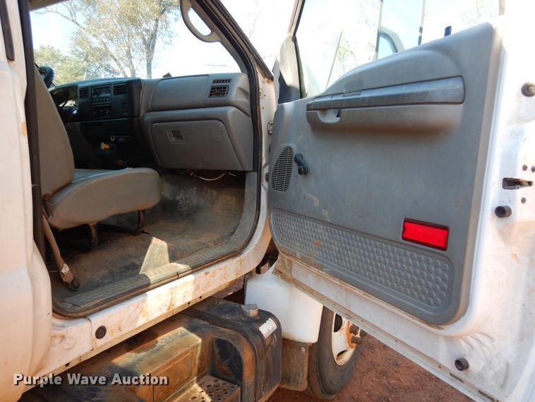 image for item DI8575 2002 Ford F750 Super Duty XL  flatbed truck