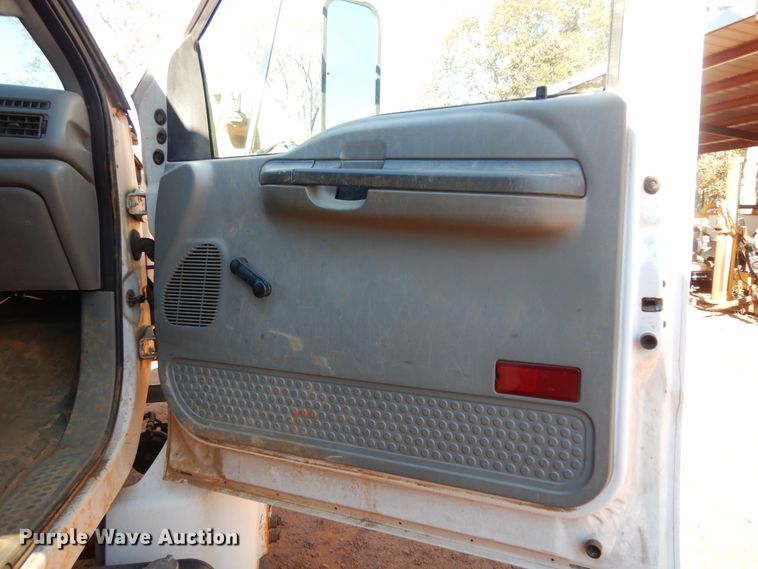 image for item DI8575 2002 Ford F750 Super Duty XL  flatbed truck