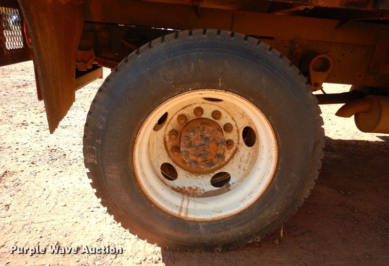 image for item DI8575 2002 Ford F750 Super Duty XL  flatbed truck