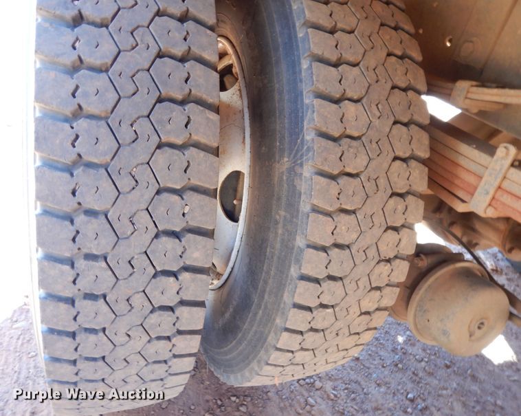 image for item DI8575 2002 Ford F750 Super Duty XL  flatbed truck