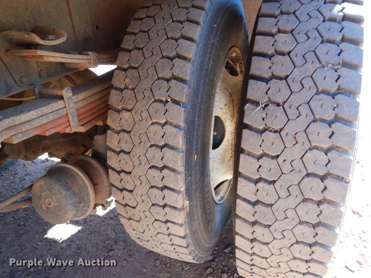 image for item DI8575 2002 Ford F750 Super Duty XL  flatbed truck