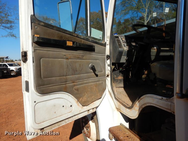 image for item DI8577 2004 Freightliner FL70  flatbed truck