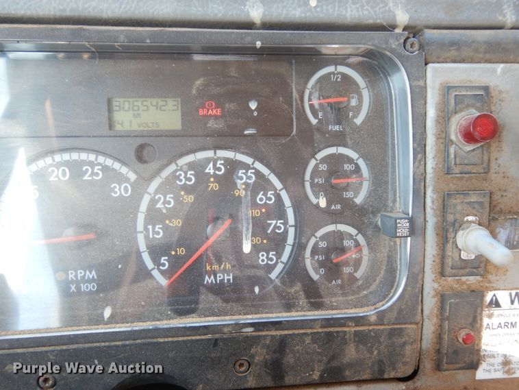 image for item DI8577 2004 Freightliner FL70  flatbed truck