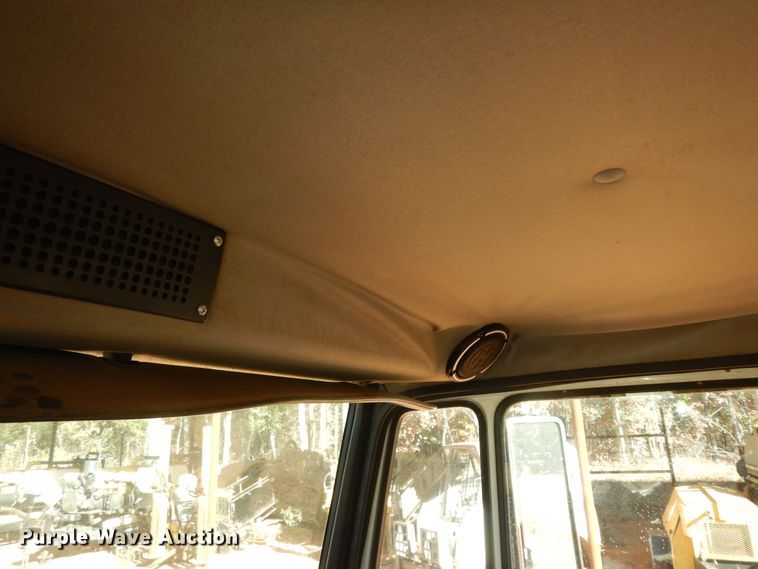 image for item DI8577 2004 Freightliner FL70  flatbed truck