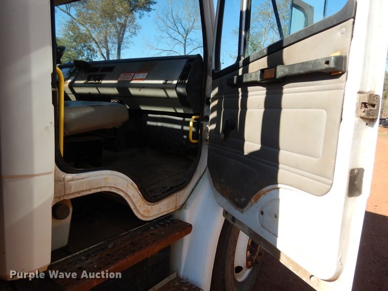 image for item DI8577 2004 Freightliner FL70  flatbed truck