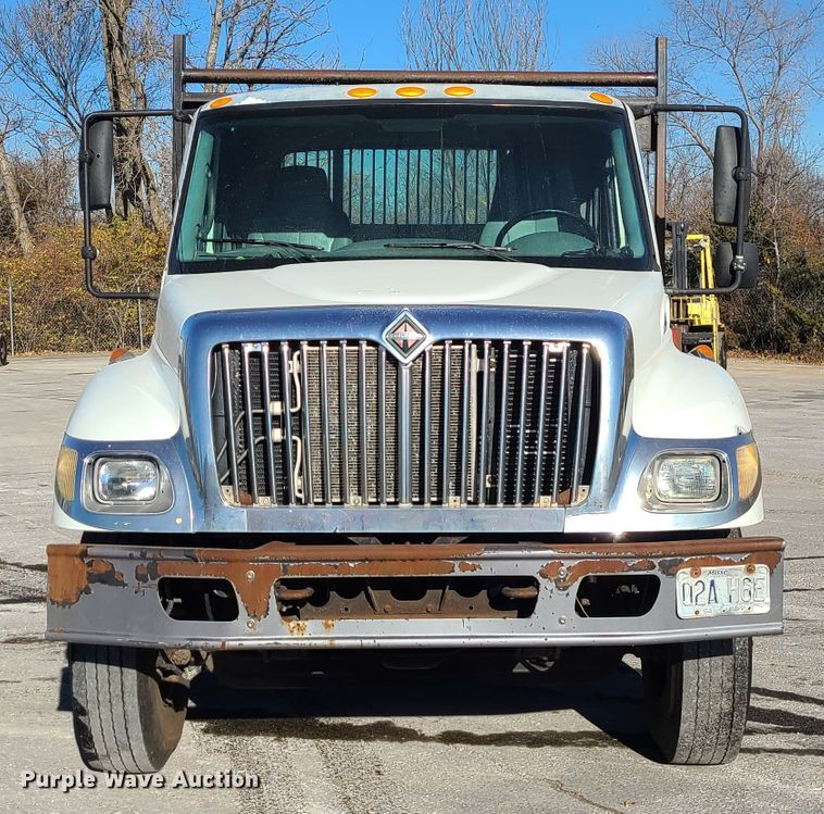 image for item DJ1650 2003 International 7400  dump flatbed truck