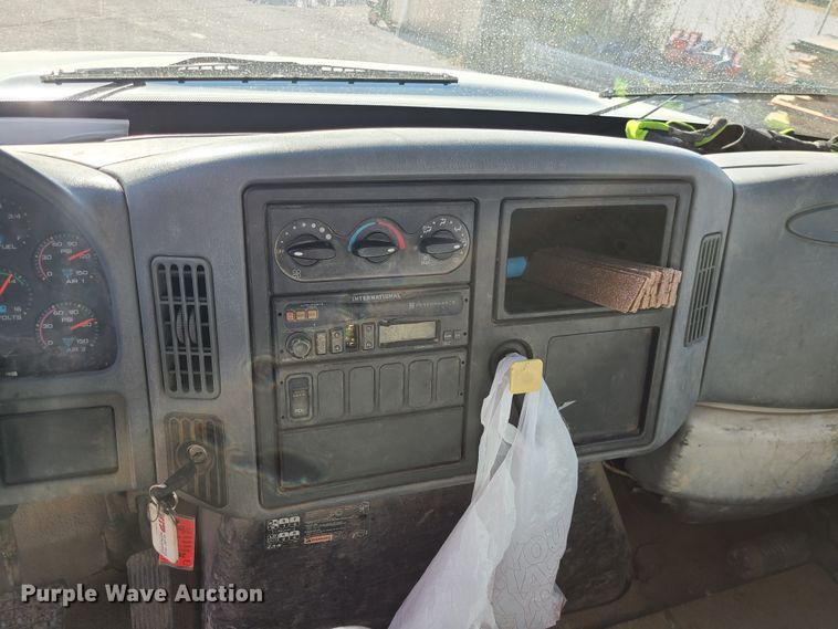 image for item DJ1650 2003 International 7400  dump flatbed truck