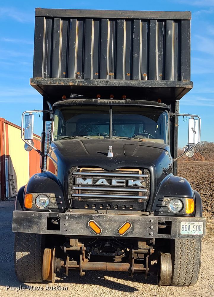 image for item DJ1653 2006 Mack CV713  grapple truck with trailer