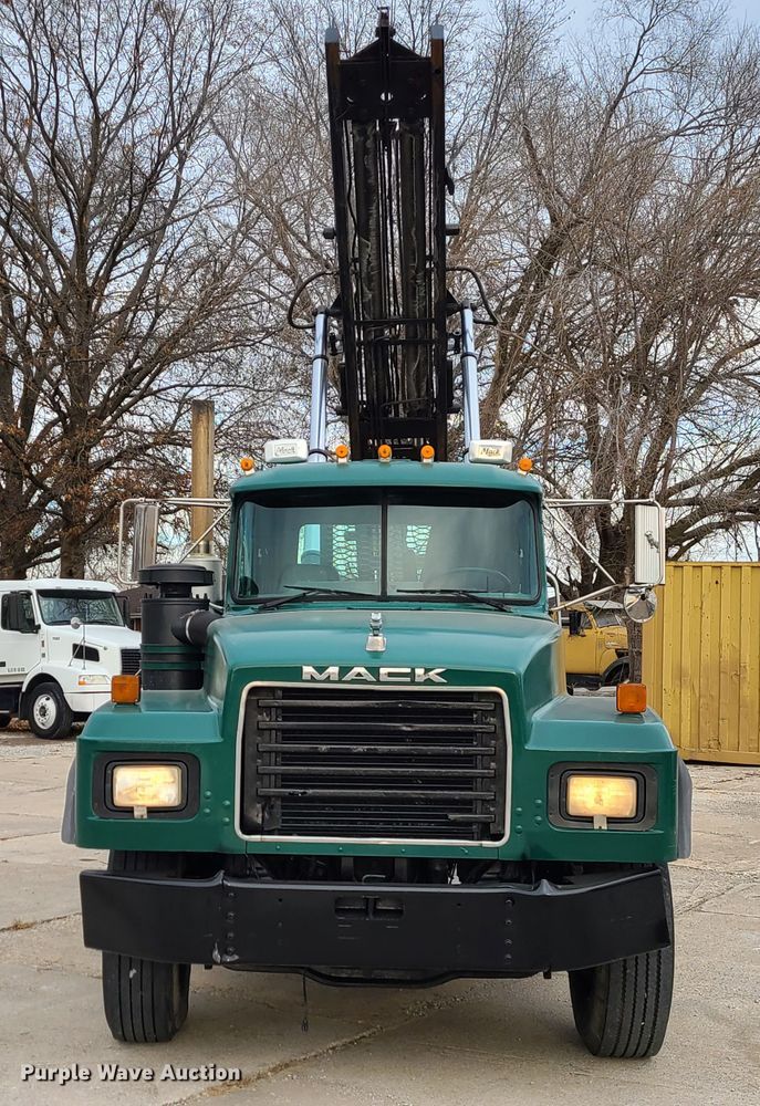 image for item DJ1687 2001 Mack RD688S  roll-off container truck