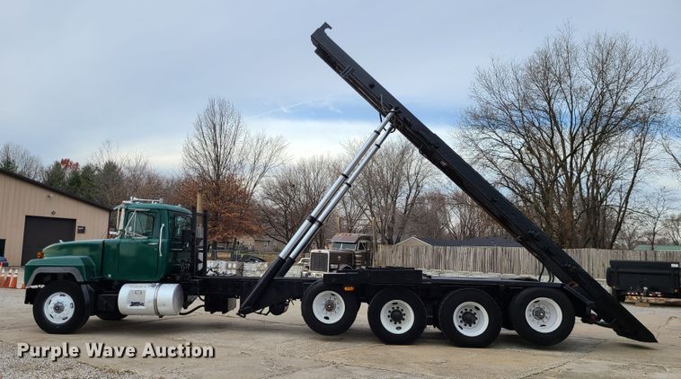 image for item DJ1687 2001 Mack RD688S  roll-off container truck