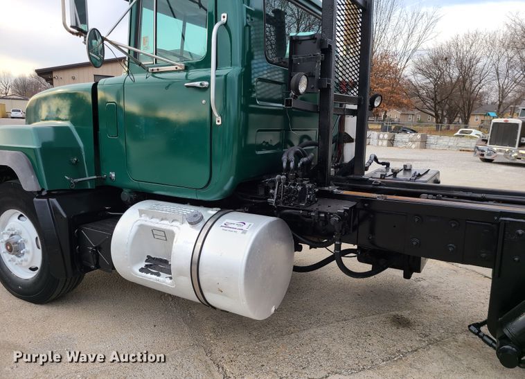 image for item DJ1687 2001 Mack RD688S  roll-off container truck