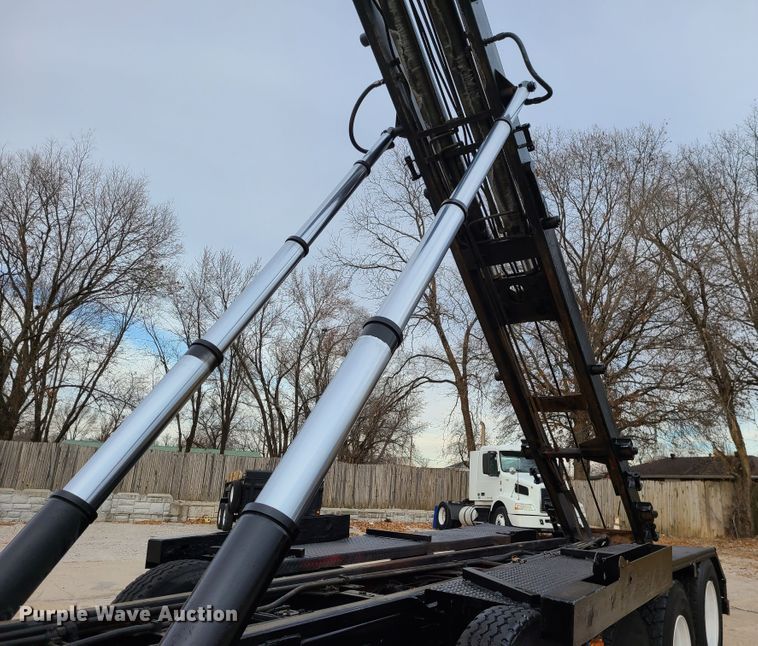 image for item DJ1687 2001 Mack RD688S  roll-off container truck