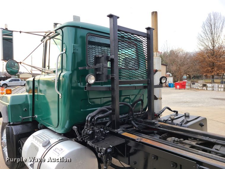 image for item DJ1687 2001 Mack RD688S  roll-off container truck