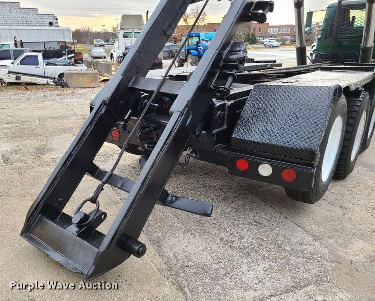 image for item DJ1687 2001 Mack RD688S  roll-off container truck