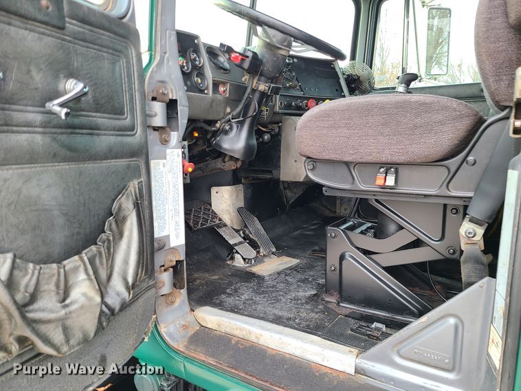 image for item DJ1687 2001 Mack RD688S  roll-off container truck