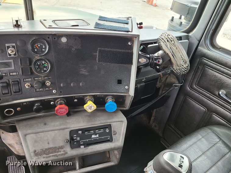 image for item DJ1687 2001 Mack RD688S  roll-off container truck