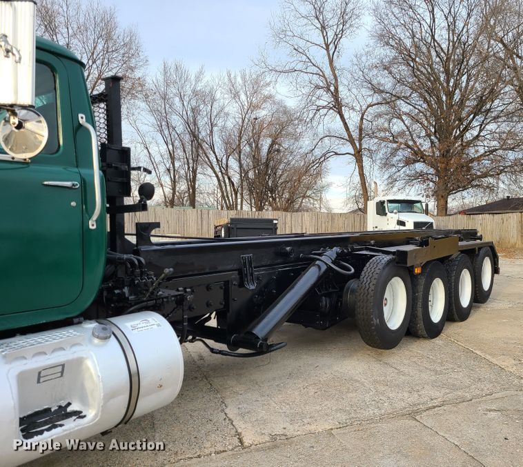 image for item DJ1687 2001 Mack RD688S  roll-off container truck