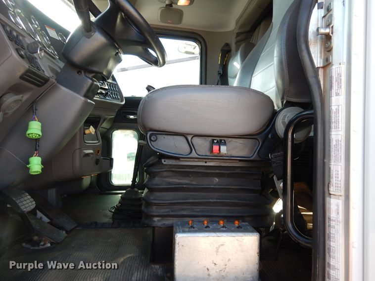 image for item DJ7484 2014 Peterbilt 365  crane truck