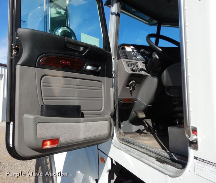 image for item DJ7485 2014 Peterbilt 365  crane truck