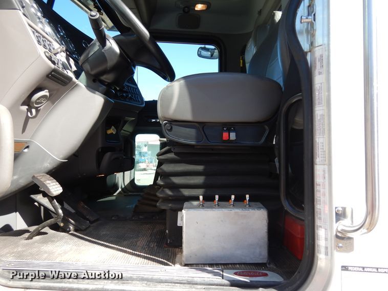 image for item DJ7485 2014 Peterbilt 365  crane truck